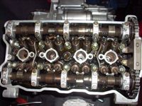 Vista de la tapa de cilindros con cadena y tensor de distribucion nuevos